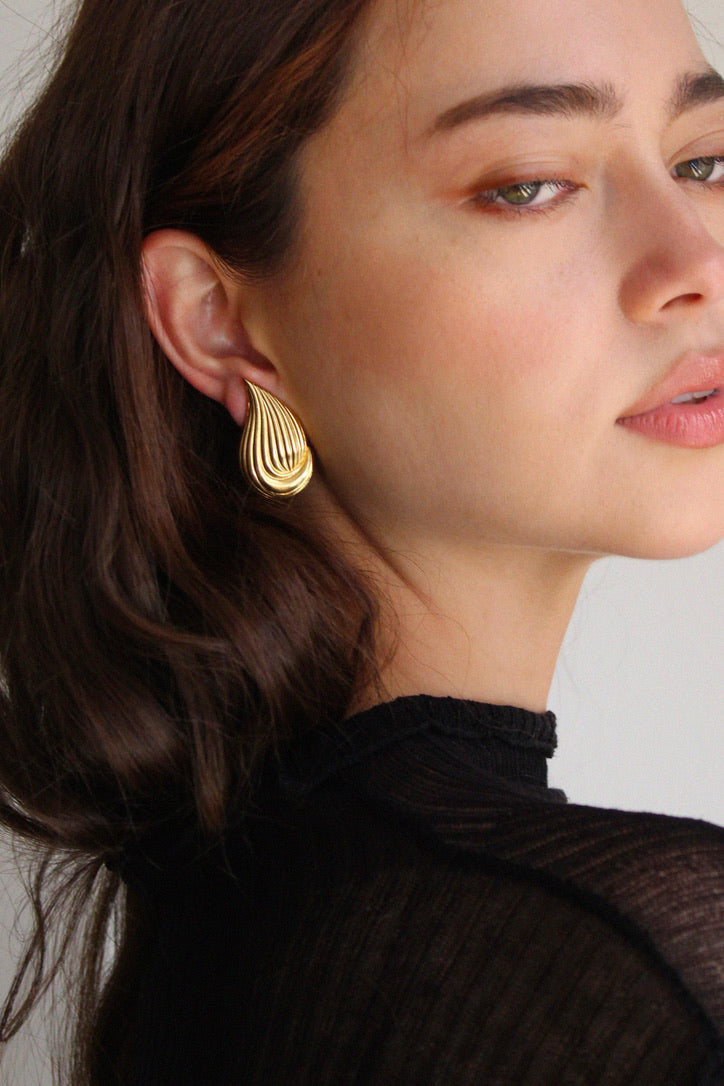 THE WAVE Gold Earrings